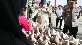 Presiden Prabowo Subianto meninjau pengungsi banjir dan longsor di Tapanuli Tengah sambil mengecek kondisi warga dan kesiapan bantuan di lokasi. (Posnews/Ist)