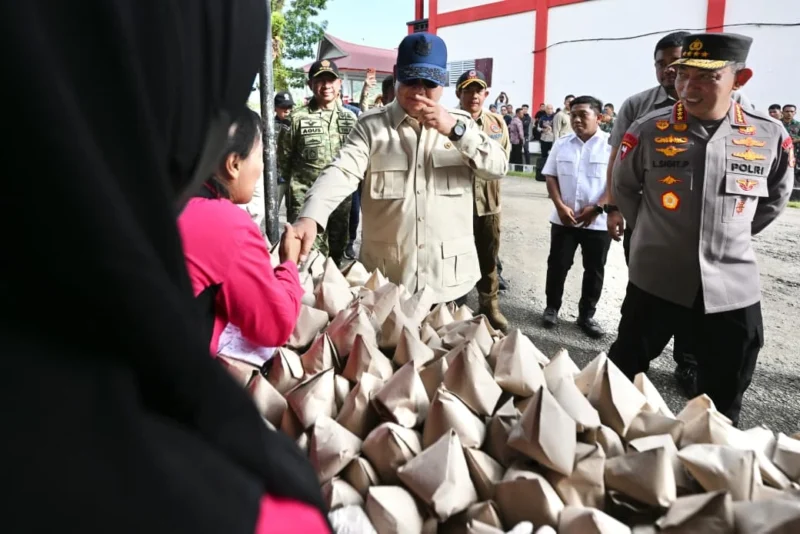 Presiden Prabowo Subianto meninjau pengungsi banjir dan longsor di Tapanuli Tengah sambil mengecek kondisi warga dan kesiapan bantuan di lokasi. (Posnews/Ist)