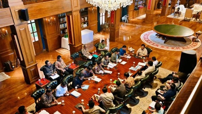 Presiden Prabowo Subianto memimpin rapat terbatas bersama Menteri Kabinet Merah Putih di Hambalang, Jawa Barat. (Posnews/Instagram Seskab)