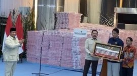 Presiden Prabowo Subianto dan Jaksa Agung ST Burhanuddin saat penyerahan lahan kawasan hutan hasil kerja Satgas PKH di Gedung Kejaksaan Agung. (Posnews/Kejagung)