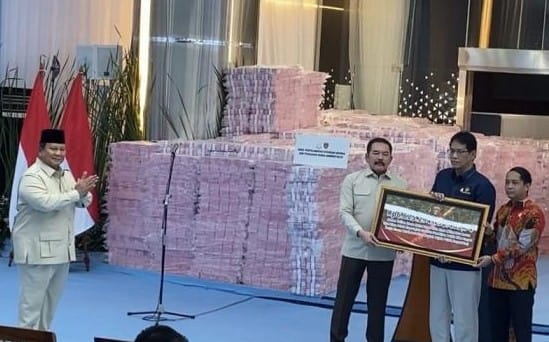 Presiden Prabowo Subianto dan Jaksa Agung ST Burhanuddin saat penyerahan lahan kawasan hutan hasil kerja Satgas PKH di Gedung Kejaksaan Agung. (Posnews/Kejagung)