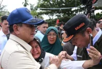 Presiden Prabowo Subianto menyapa warga korban banjir di pengungsian Tapanuli Selatan menjelang Tahun Baru 2026. (Posnews/Setpres)