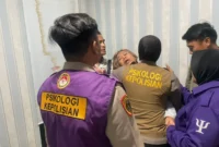 Tim psikolog Polda Metro Jaya mendampingi keluarga korban kebakaran Gedung Terra Drone di RS Polri Kramat Jati. (Posnews/PMJ)