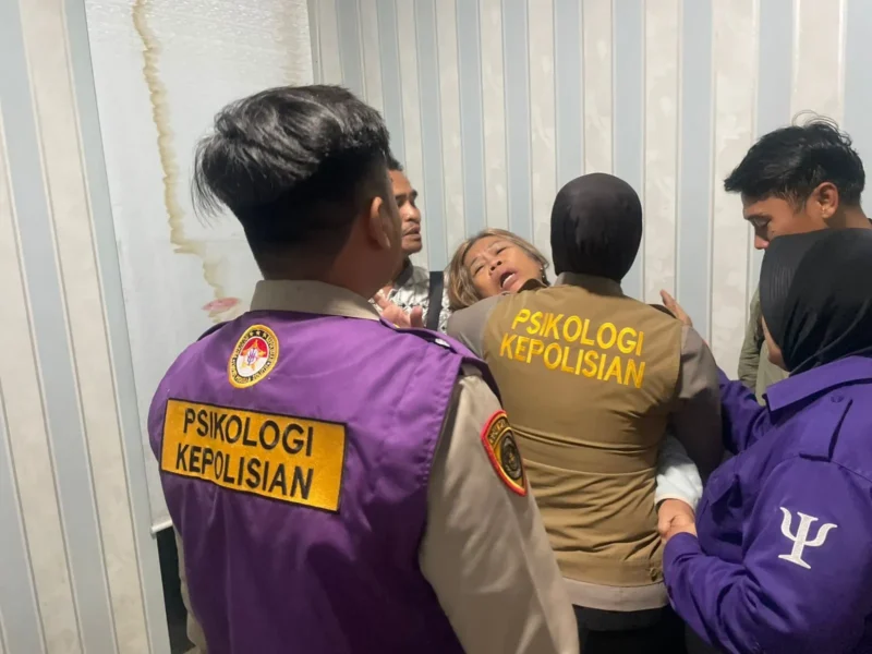 Tim psikolog Polda Metro Jaya mendampingi keluarga korban kebakaran Gedung Terra Drone di RS Polri Kramat Jati. (Posnews/PMJ)