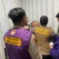 Tim psikolog Polda Metro Jaya mendampingi keluarga korban kebakaran Gedung Terra Drone di RS Polri Kramat Jati. (Posnews/PMJ)