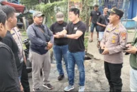 Ribuan nelayan dan pelaku usaha perikanan memadati Pelabuhan Perikanan Samudera Nizam Zachman, Muara Baru, Jakarta Utara, membawa spanduk berisi tuntutan pro-nelayan pada aksi nasional, Kamis (18/12/2025). (Posnews/MR)