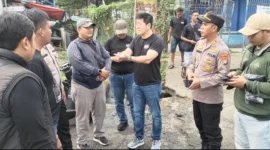 Ribuan nelayan dan pelaku usaha perikanan memadati Pelabuhan Perikanan Samudera Nizam Zachman, Muara Baru, Jakarta Utara, membawa spanduk berisi tuntutan pro-nelayan pada aksi nasional, Kamis (18/12/2025). (Posnews/MR)