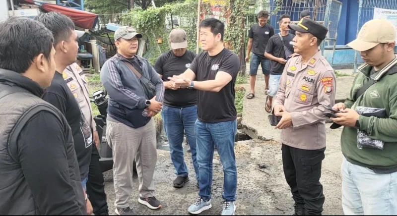 Ribuan nelayan dan pelaku usaha perikanan memadati Pelabuhan Perikanan Samudera Nizam Zachman, Muara Baru, Jakarta Utara, membawa spanduk berisi tuntutan pro-nelayan pada aksi nasional, Kamis (18/12/2025). (Posnews/MR)