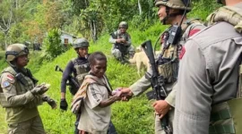 Personel Satgas Operasi Damai Cartenz melaksanakan patroli humanis dan berdialog dengan warga Kampung Apom, Distrik Kiwirok, Kabupaten Pegunungan Bintang, Papua Pegunungan. (Posnews/Ist)