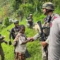 Personel Satgas Operasi Damai Cartenz melaksanakan patroli humanis dan berdialog dengan warga Kampung Apom, Distrik Kiwirok, Kabupaten Pegunungan Bintang, Papua Pegunungan. (Posnews/Ist)