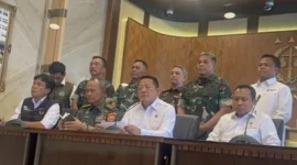 Ketua Satgas PKH Febrie Adriansyah menyampaikan keterangan pers terkait penindakan 31 pihak pemicu banjir dan longsor di Sumatera di Kejaksaan Agung. (Posnews/Humas)