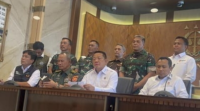 Ketua Satgas PKH Febrie Adriansyah menyampaikan keterangan pers terkait penindakan 31 pihak pemicu banjir dan longsor di Sumatera di Kejaksaan Agung. (Posnews/Humas)