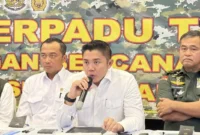 Sekretaris Kabinet Teddy Indra Wijaya mengumumkan program diskon tiket transportasi Natal 2025 dan Tahun Baru 2026. (Posnews/Ist)