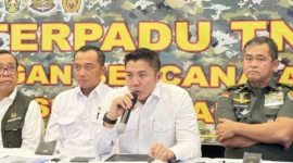 Sekretaris Kabinet Teddy Indra Wijaya mengumumkan program diskon tiket transportasi Natal 2025 dan Tahun Baru 2026. (Posnews/Ist)