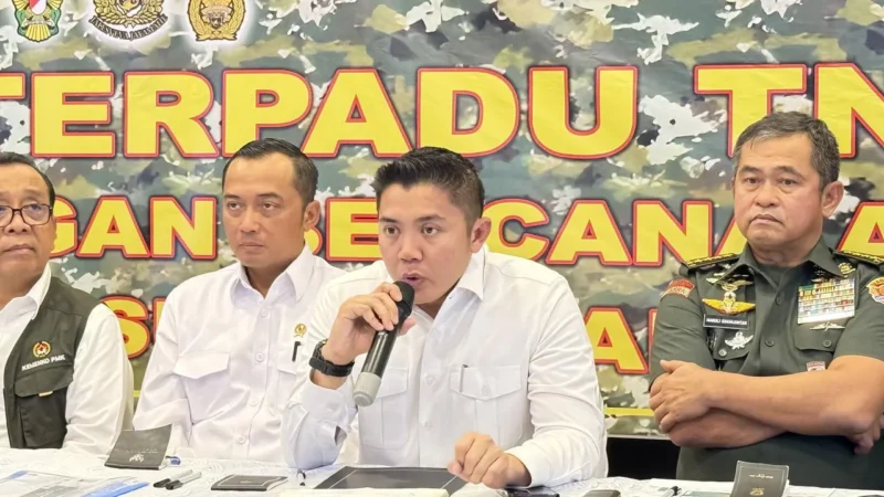 Sekretaris Kabinet Teddy Indra Wijaya mengumumkan program diskon tiket transportasi Natal 2025 dan Tahun Baru 2026. (Posnews/Ist)