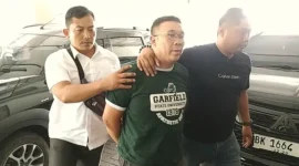 Tersangka Samuel Ardi Kristanto dijemput tim penyidik Subdit Renakta Polda Jawa Timur. (Posnews/Polda Jatim)