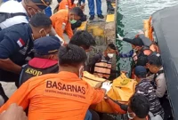 Tim SAR Gabungan mengevakuasi jenazah WNA Spanyol korban tenggelamnya KM Putri Sakinah di perairan Pulau Padar, Labuan Bajo. (Posnews/Ist)