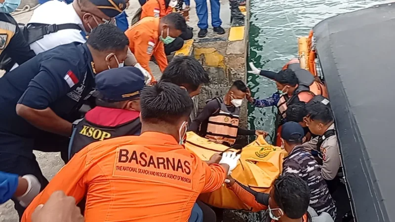 Tim SAR Gabungan mengevakuasi jenazah WNA Spanyol korban tenggelamnya KM Putri Sakinah di perairan Pulau Padar, Labuan Bajo. (Posnews/Ist)