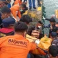 Tim SAR Gabungan mengevakuasi jenazah WNA Spanyol korban tenggelamnya KM Putri Sakinah di perairan Pulau Padar, Labuan Bajo. (Posnews/Ist)