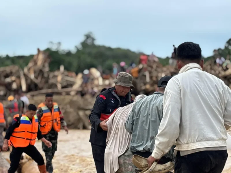 Petugas SAR mengevakuasi warga di lokasi banjir besar di Sumatera, air meluap dan rumah-rumah rusak parah. (Posnews/Ist)