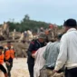 Petugas SAR mengevakuasi warga di lokasi banjir besar di Sumatera, air meluap dan rumah-rumah rusak parah. (Posnews/Ist)
