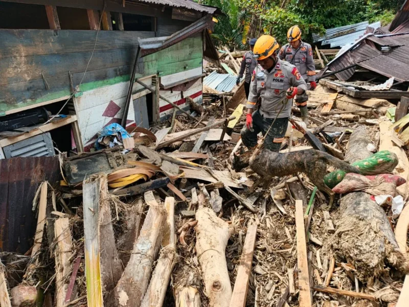 Tim SAR mencari korban di reruntuhan akibat longsor di Aceh. (Posnews/Ist)