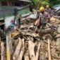 Tim SAR mencari korban di reruntuhan akibat longsor di Aceh. (Posnews/Ist)