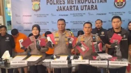 Wakapolres Metro Jakarta Utara AKBP James Hutajulu menunjukkan barang bukti ponsel hasil kejahatan. (Posnews/Ist)

