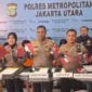 Wakapolres Metro Jakarta Utara AKBP James Hutajulu menunjukkan barang bukti ponsel hasil kejahatan. (Posnews/Ist)
