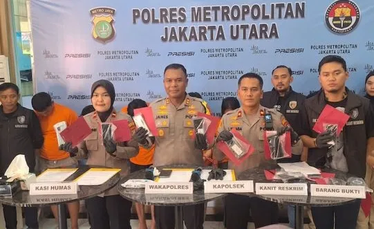 Wakapolres Metro Jakarta Utara AKBP James Hutajulu menunjukkan barang bukti ponsel hasil kejahatan. (Posnews/Ist)
