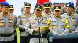 Wakapolri Komjen Pol Dedi Prasetyo memimpin apel pemberangkatan 1.500 personel Polri untuk penanganan bencana di wilayah Sumatera. (Posnews/Ist)