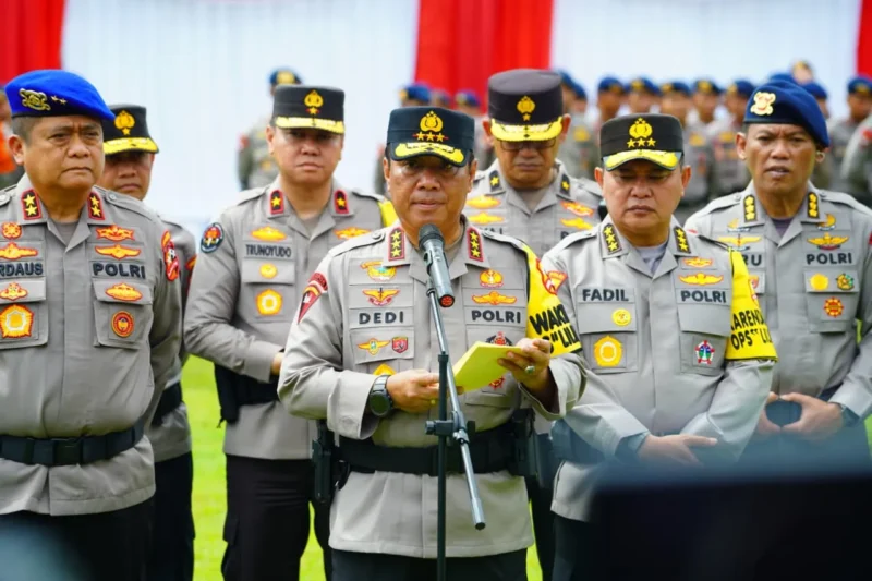 Wakapolri Komjen Pol Dedi Prasetyo memimpin apel pemberangkatan 1.500 personel Polri untuk penanganan bencana di wilayah Sumatera. (Posnews/Ist)