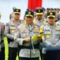 Wakapolri Komjen Pol Dedi Prasetyo memimpin apel pemberangkatan 1.500 personel Polri untuk penanganan bencana di wilayah Sumatera. (Posnews/Ist)