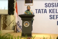 Wakil Kepala BGN, Nanik Sudaryati Deyang, memberikan pengarahan kepada Kepala SPPG se-Kabupaten Banyuwangi di Aula Kota Banyuwangi, Jawa Timur, Sabtu (24/1/2026), terkait pemantauan langsung sekolah penerima Makan Bergizi Gratis. (Posnews/Ist)