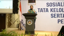 Wakil Kepala BGN, Nanik Sudaryati Deyang, memberikan pengarahan kepada Kepala SPPG se-Kabupaten Banyuwangi di Aula Kota Banyuwangi, Jawa Timur, Sabtu (24/1/2026), terkait pemantauan langsung sekolah penerima Makan Bergizi Gratis. (Posnews/Ist)