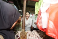 Wamendag Dyah Roro Esti Widya Putri memantau harga dan stok bahan pokok di Pasar Senen Jakarta menjelang Tahun Baru 2026. (Posnews/Kemendag)