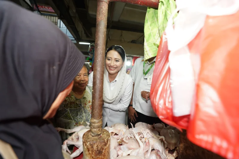 Wamendag Dyah Roro Esti Widya Putri memantau harga dan stok bahan pokok di Pasar Senen Jakarta menjelang Tahun Baru 2026. (Posnews/Kemendag)