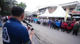 Warga dan aparat Jakarta Utara gotong royong membersihkan lingkungan di dekat Jakarta Islamic Center (JIC). (Posnews/MR)