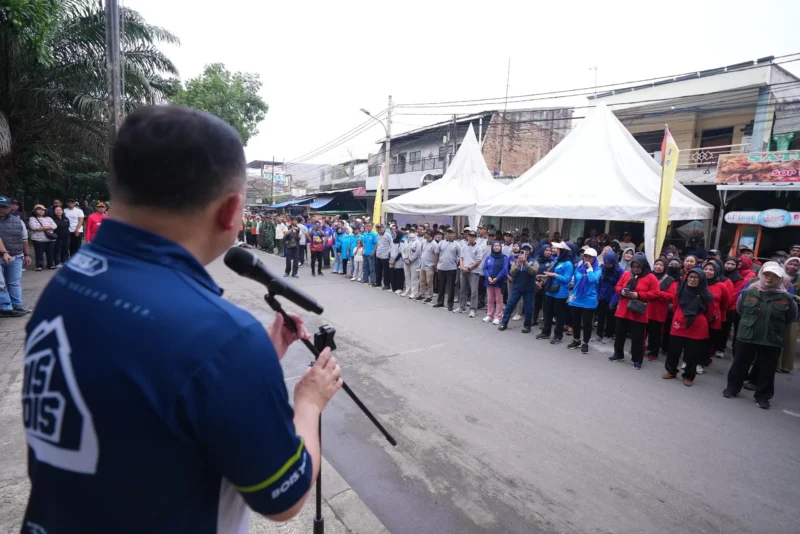 Warga dan aparat Jakarta Utara gotong royong membersihkan lingkungan di dekat Jakarta Islamic Center (JIC). (Posnews/MR)