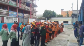 Warga dan aparat Jakarta Utara membersihkan saluran air dan lingkungan di salah satu titik kerja bakti massal. (Posnews/MR)