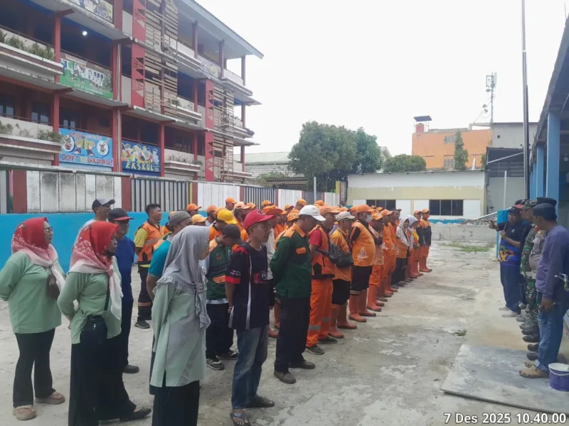 Warga dan aparat Jakarta Utara membersihkan saluran air dan lingkungan di salah satu titik kerja bakti massal. (Posnews/MR)