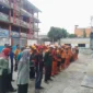 Warga dan aparat Jakarta Utara membersihkan saluran air dan lingkungan di salah satu titik kerja bakti massal. (Posnews/MR)