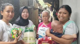 Kegembiraan warga pesisir Marunda yang terkena banjir rob mendapat bantuan Bansos. (Posnews/MR)
