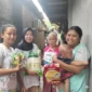Kegembiraan warga pesisir Marunda yang terkena banjir rob mendapat bantuan Bansos. (Posnews/MR)

