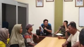 Warga Madura Depok memprotes penggusuran bangunan di Jalan Akses UI saat mendatangi Kantor Satpol PP Kota Depok. (Posnews/Ist)