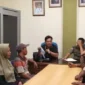 Warga Madura Depok memprotes penggusuran bangunan di Jalan Akses UI saat mendatangi Kantor Satpol PP Kota Depok. (Posnews/Ist)