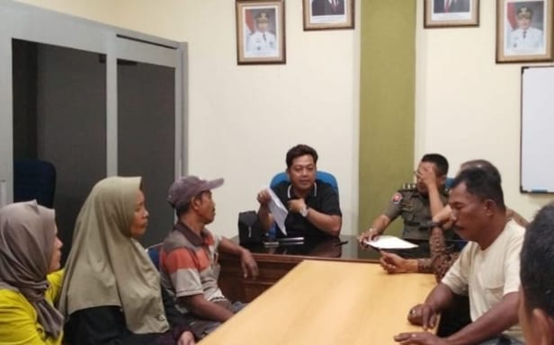 Warga Madura Depok memprotes penggusuran bangunan di Jalan Akses UI saat mendatangi Kantor Satpol PP Kota Depok. (Posnews/Ist)