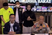 Kapolda Jawa Barat Irjen Pol Rudi Setiawan memberikan keterangan penetapan tersangka YouTuber Adimas Firdaus alias Resbob. (Posnews/NET)

