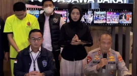 Kapolda Jawa Barat Irjen Pol Rudi Setiawan memberikan keterangan penetapan tersangka YouTuber Adimas Firdaus alias Resbob. (Posnews/NET)
