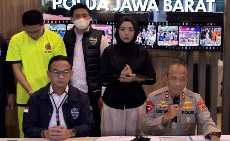 Kapolda Jawa Barat Irjen Pol Rudi Setiawan memberikan keterangan penetapan tersangka YouTuber Adimas Firdaus alias Resbob. (Posnews/NET)
